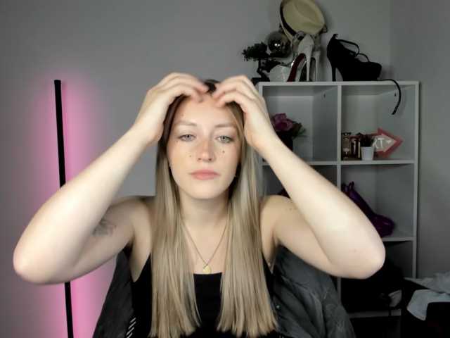 EvelynBlond live cam on BongaCams