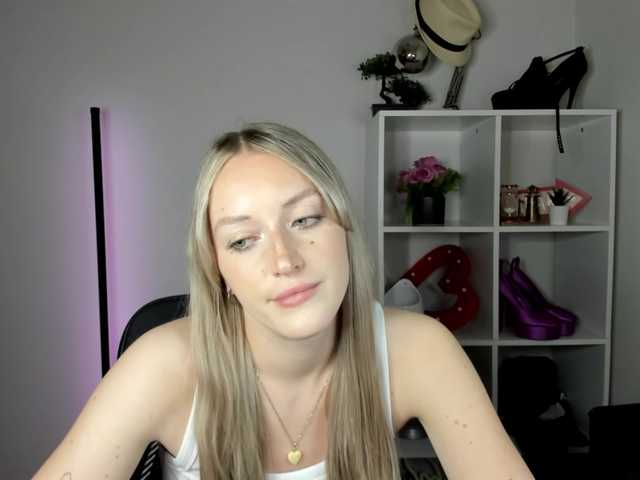 EvelynBlond live cam on BongaCams