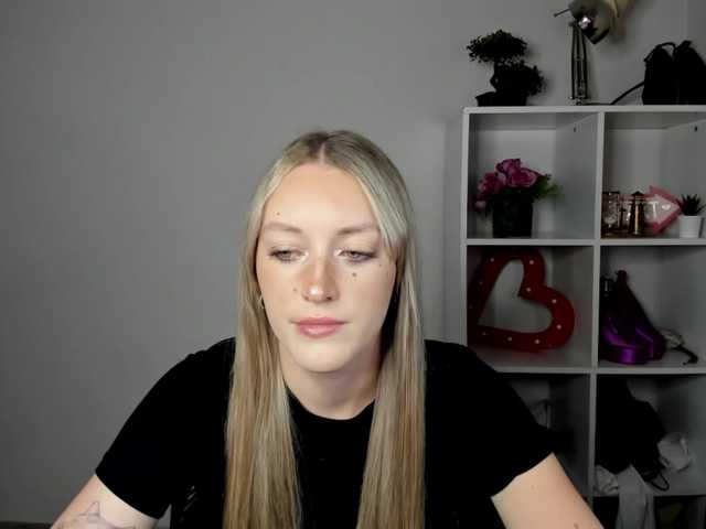 EvelynBlond live cam on BongaCams