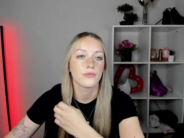 EvelynBlond live cam on BongaCams
