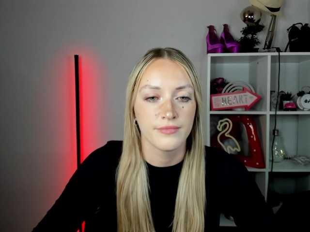 EvelynBlond live cam on BongaCams