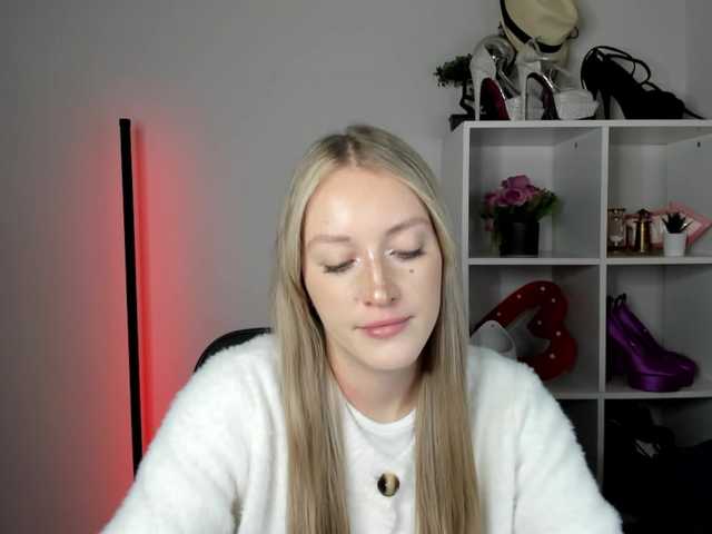 EvelynBlond live cam on BongaCams