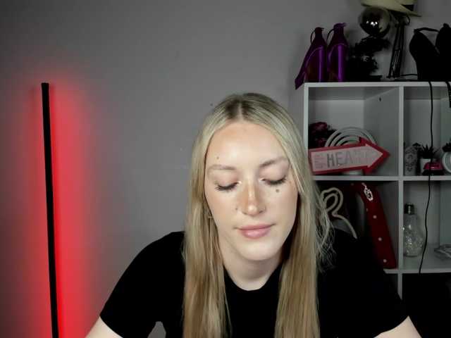 EvelynBlond live cam on BongaCams