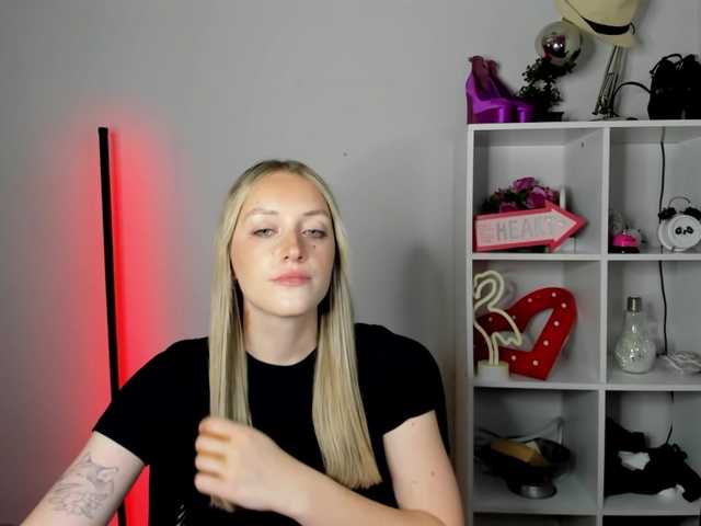 EvelynBlond live cam on BongaCams