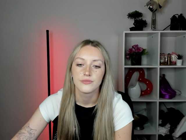 EvelynBlond26 live webcam show