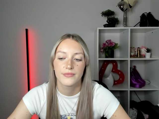 le modèle EvelynBlond26 est en webcam porno dans un show sur le site bongacams, il possède les tags suivants: White/Caucasian,Blonde,Shaved