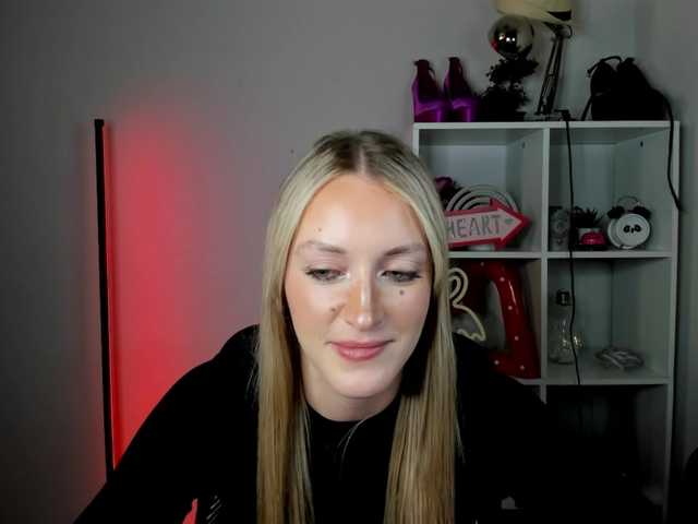 EvelynBlond live cam on BongaCams
