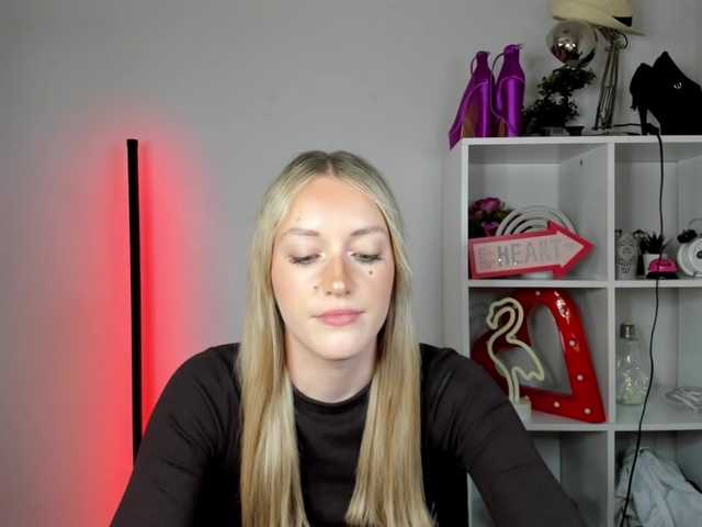EvelynBlond26 webcam