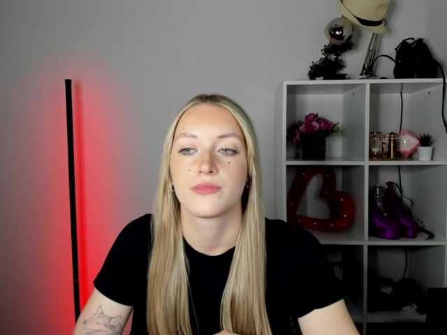 EvelynBlond live cam on BongaCams