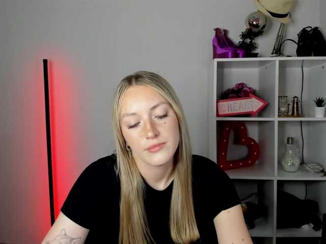 EvelynBlond live cam on BongaCams