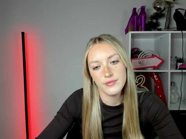 EvelynBlond live cam on BongaCams