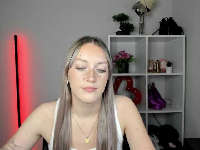 EvelynBlond live cam on BongaCams