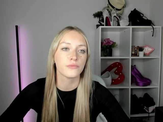 EvelynBlond live cam on BongaCams