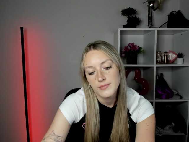 EvelynBlond live cam on BongaCams