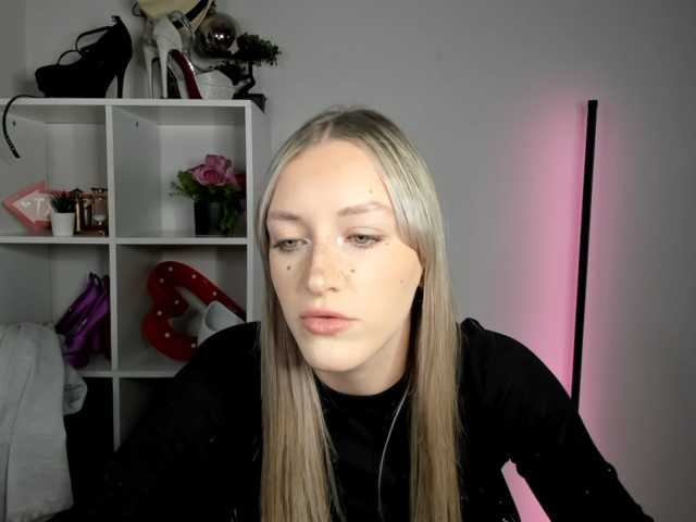 EvelynBlond live cam on BongaCams