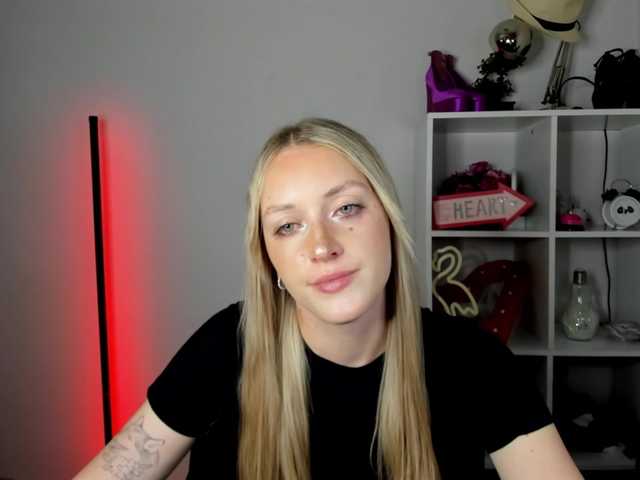 EvelynBlond live cam on BongaCams