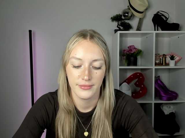 EvelynBlond live cam on BongaCams