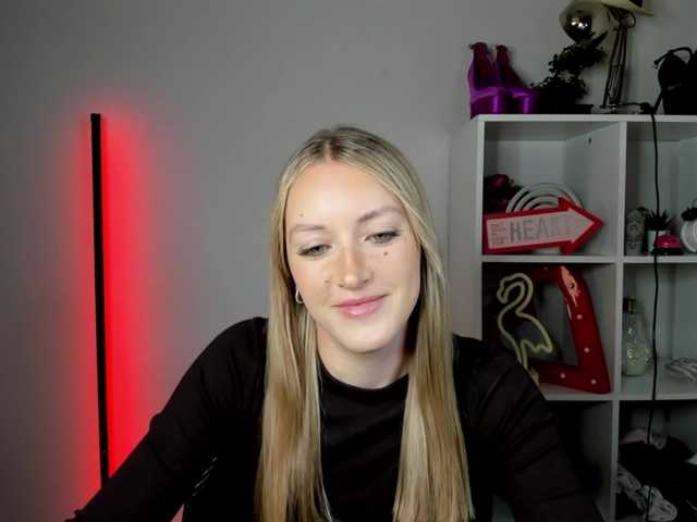 EvelynBlond live cam on BongaCams