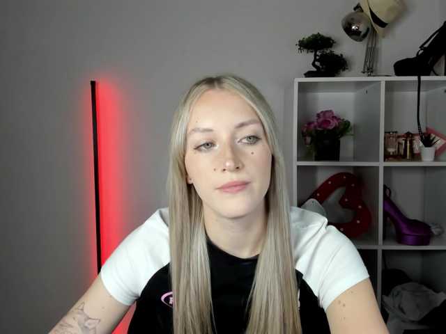EvelynBlond live cam on BongaCams