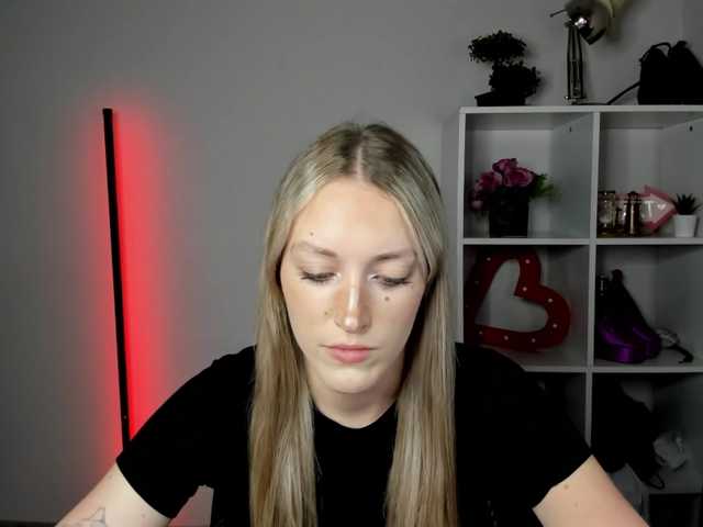 EvelynBlond live cam on BongaCams