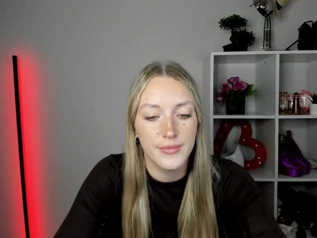 EvelynBlond live cam on BongaCams