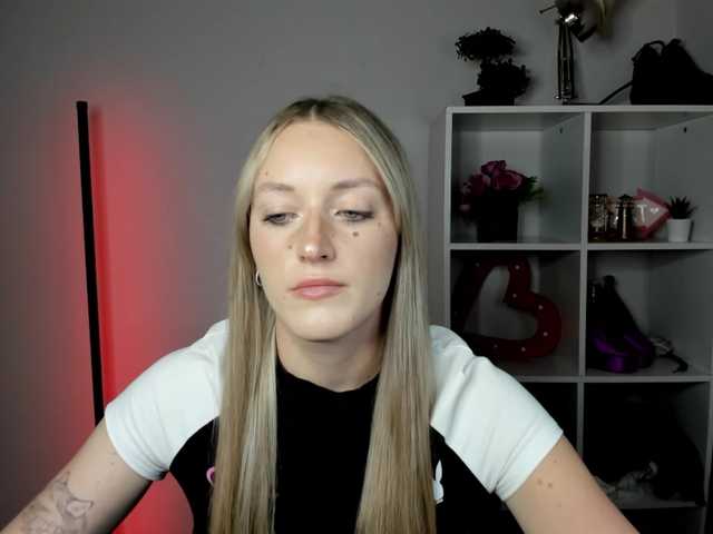EvelynBlond live cam on BongaCams