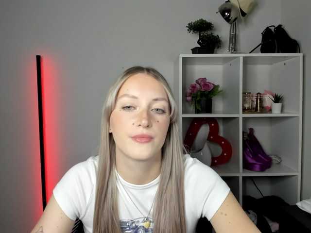 le modèle EvelynBlond26 est en webcam porno dans un show sur le site bongacams, il possède les tags suivants: White/Caucasian,Blonde,Shaved