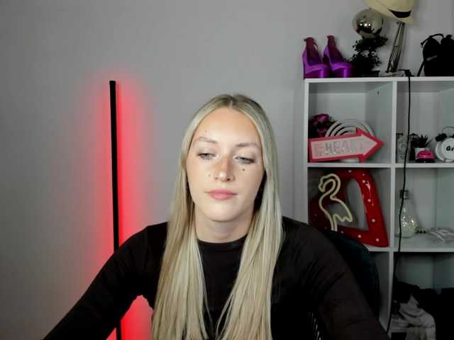 EvelynBlond live cam on BongaCams
