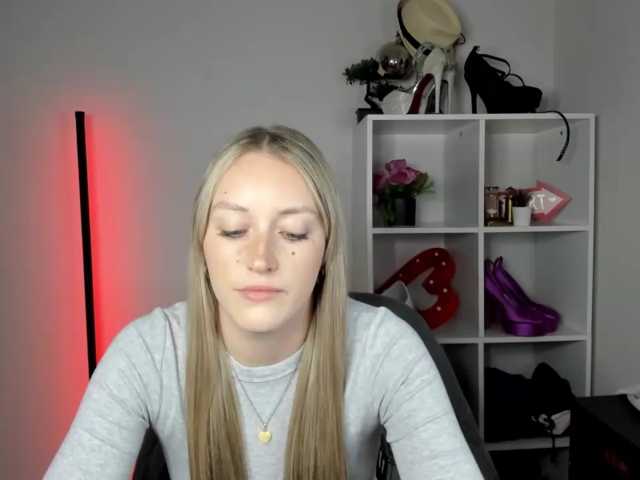 EvelynBlond live cam on BongaCams