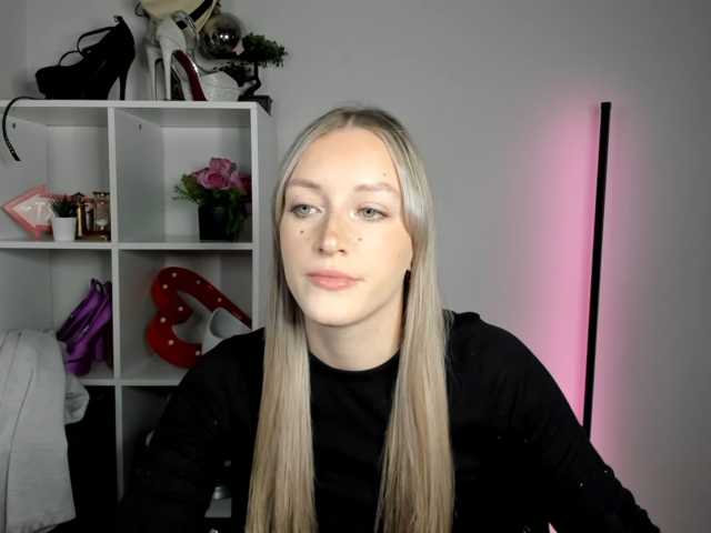 EvelynBlond live cam on BongaCams