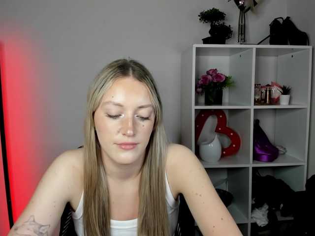 EvelynBlond26 live webcam show