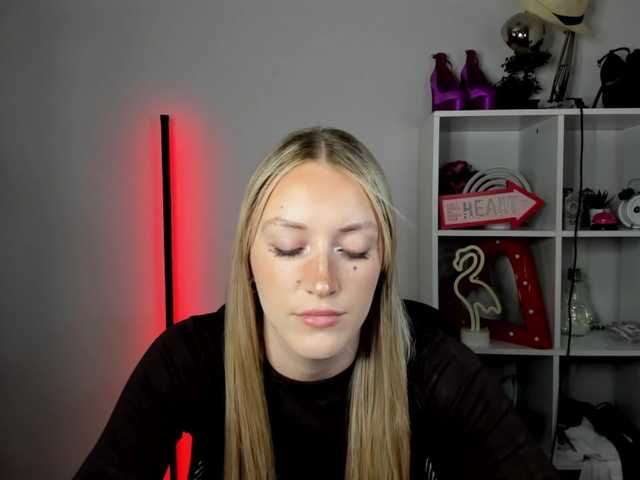 EvelynBlond live cam on BongaCams
