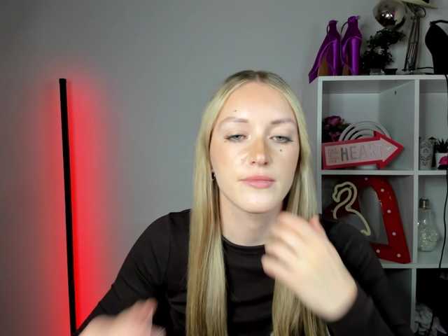 EvelynBlond live cam on BongaCams
