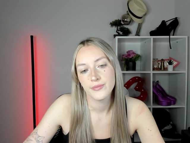 EvelynBlond live cam on BongaCams