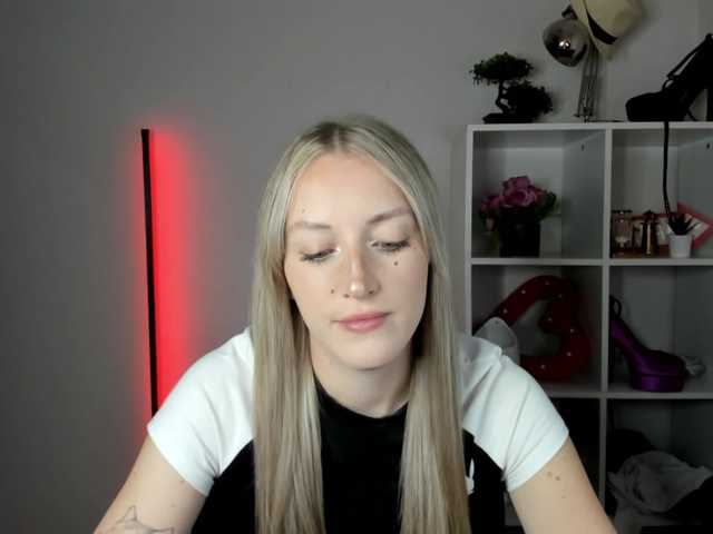 EvelynBlond live cam on BongaCams