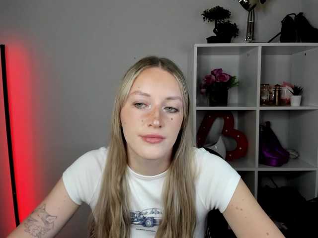 EvelynBlond live cam on BongaCams