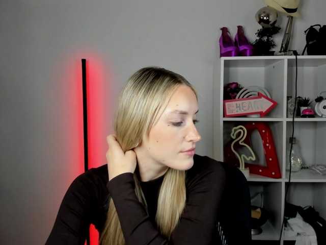 EvelynBlond live cam on BongaCams