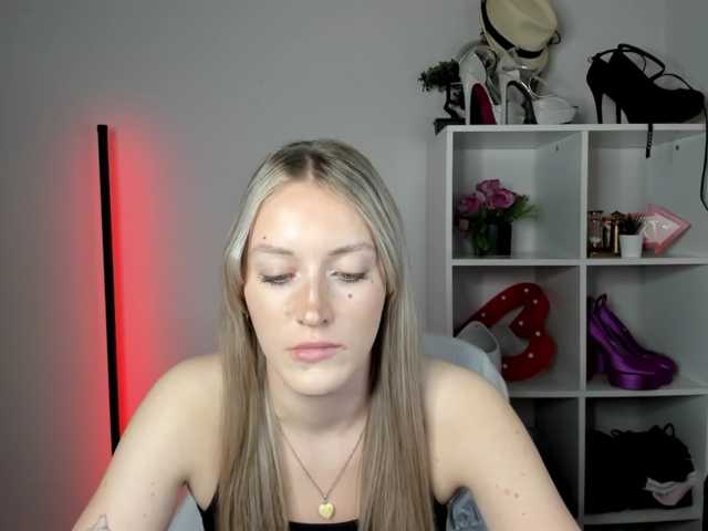 EvelynBlond live cam on BongaCams