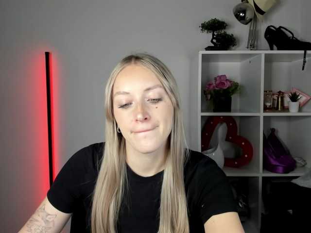 EvelynBlond live cam on BongaCams