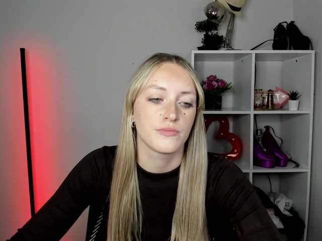 EvelynBlond live cam on BongaCams