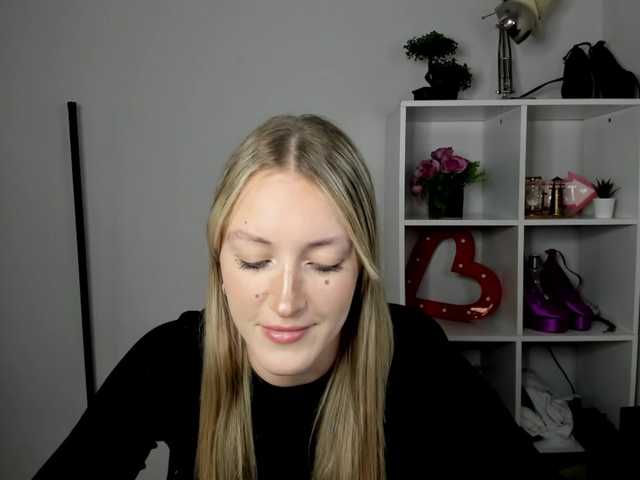 EvelynBlond live cam on BongaCams