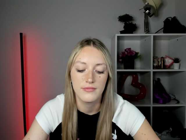 EvelynBlond Live Cam on BongaCams