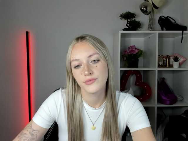 EvelynBlond live cam on BongaCams