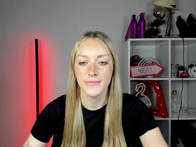EvelynBlond live cam on BongaCams