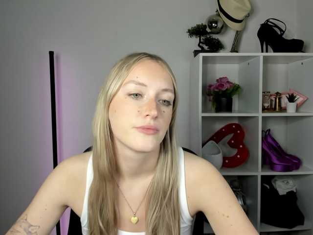 EvelynBlond live cam on BongaCams