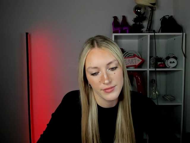EvelynBlond live cam on BongaCams