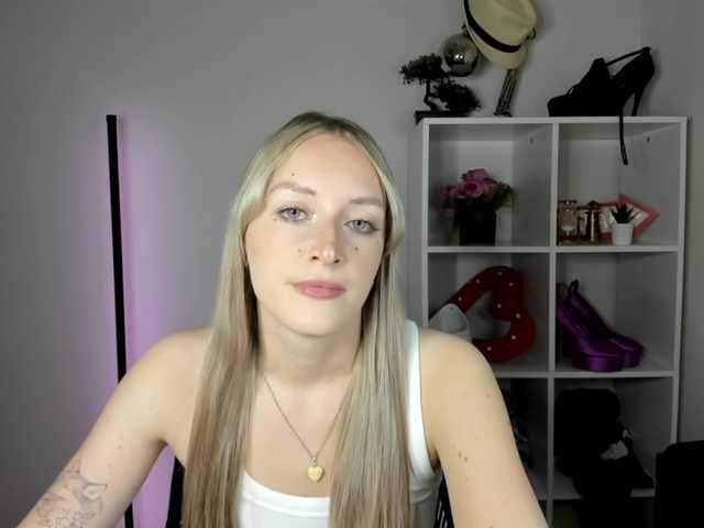 EvelynBlond live cam on BongaCams