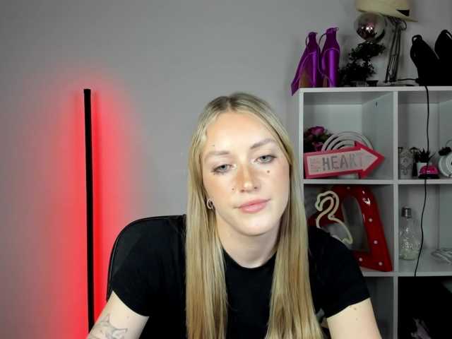 EvelynBlond live cam on BongaCams