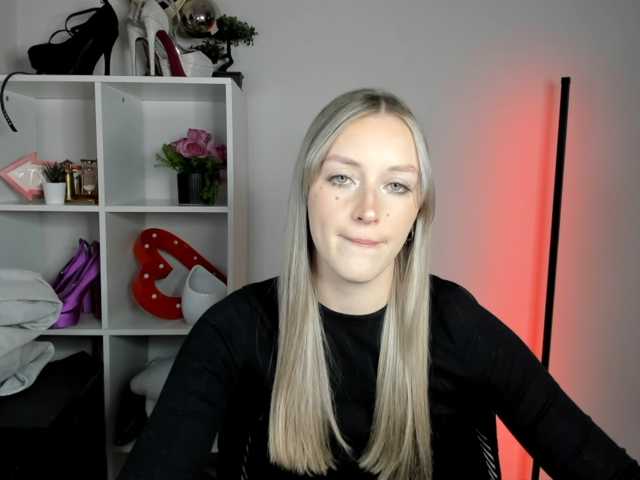 EvelynBlond live cam on BongaCams
