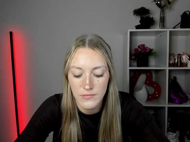 EvelynBlond live webcam show
